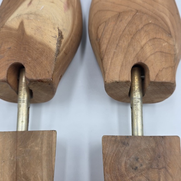 Heart of the Tree Aromatic Red Cedar Scented‎ Wood Tree Stretchers Size XL Pair - Picture 4 of 6